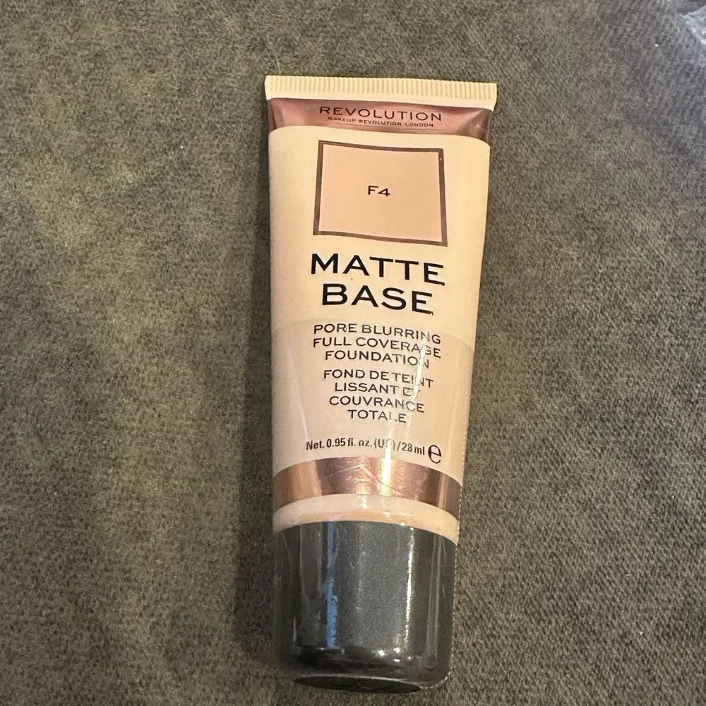 Revolution pore blurring full coverage foundation